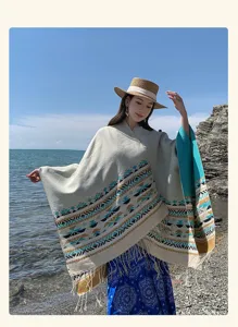 Sciarpa mantello bicolore in finto cashmere stile etnico per viaggi invernali.