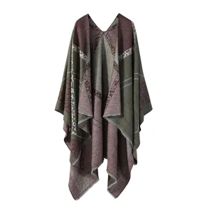 Détail de poncho à motif patchwork géométrique rétro, cape chaleureuse avec franges.