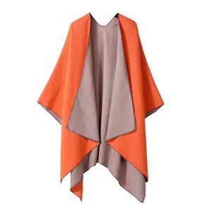 Wendbarer Damen-Umhang in Orange-Graubraun, Detailansicht des gemuetlichen offenen Designs.