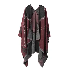 Vue détaillée du élégant châle poncho d'hiver pour femmes à motif patchwork rouge et gris.
