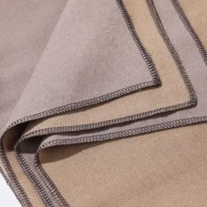 Unifarbenes Schal Tuch feine Kanten Detail Textur Nahaufnahme weich warme Winter Accessoire
