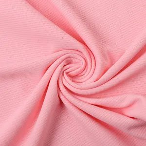 Gros plan sur le tissu de masque facial en soie glacée rose pour les sports d'été.
