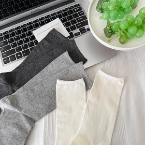 Comode calze da donna a metà tubo in tinta unita grigia e bianca per uso quotidiano casual.