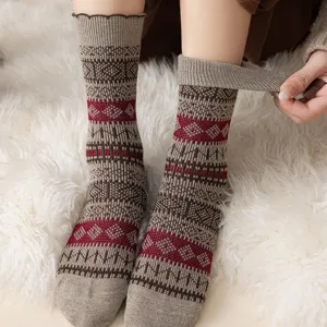 Gros plan détaillé de chaussettes mi-mollet en laine ethnique vintage à motif géométrique.