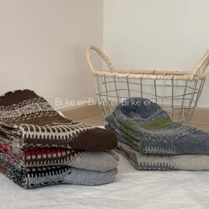 Vue détail chaussettes en laine rétro, motif vintage chaussettes chaudes d'hiver pour femmes.