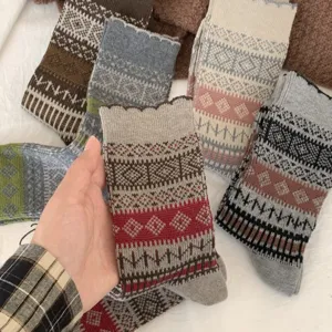 Chaussettes en laine éthnique vintage pour femmes, style américain avec bordure en dentelle.
