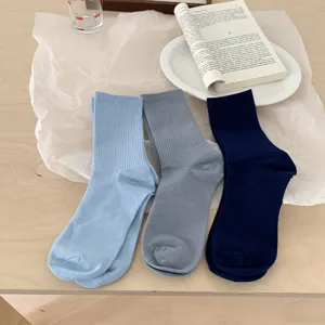 Solid color crew socks for men and women, ribbed cotton daily wear casual mid-tube socks.