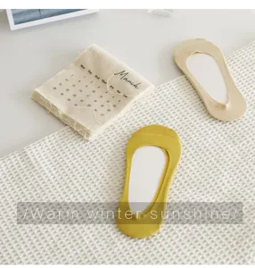 Women's anti-slip invisible boat socks, thin breathable summer low cut silicone socks.