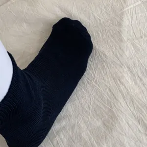 Gros plan détaillé de chaussettes d'hiver noires épaisses en bouclette, côtelées.
