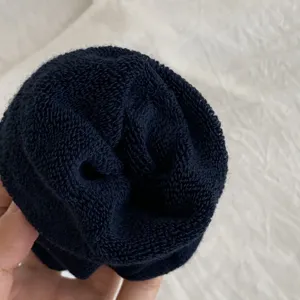 Gros plan de chaussettes eponges epaisses pour hommes, interieur polaire doux et chaud.