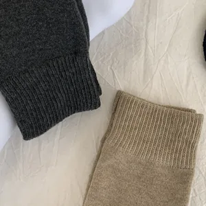 Gros plan de chaussettes d'hiver épaisses, texture tricotée confortable, tissu doux et chaud.