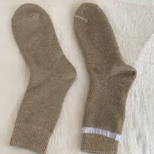Chaussettes éponge thermiques épaisses en kaki, montrant la texture intérieure et un design chaud d'hiver.