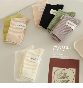 Nahaufnahme bunter Macaron-Mittelsocken mit weicher Stricktextur und schicken Stulpen.