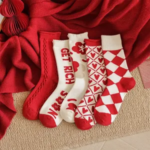 Lot de chaussettes d'hiver en laine rouge pour femme avec motifs festifs et carreaux du Nouvel An.