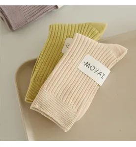 Macaron farbene Damen Mittelsocken, doppelt genadeltes Rippdesign, süßes College-Stil Detailbild.
