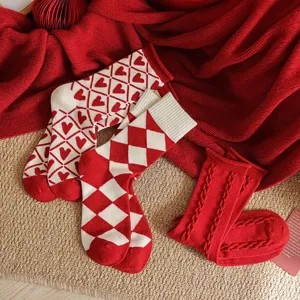 Chaussettes en laine rouge pour femme avec motifs de cœurs et losanges chauds et doux.