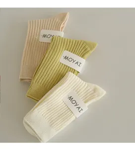 Bequeme Rippstrick Damensocken in Macaron-Farben, frischer College-Stil Detailaufnahme.