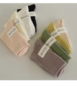 Detailansicht farbiger Stapelsocken, weicher Baumwoll-Rippstrick im Pastellton Design.