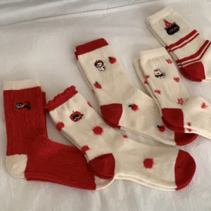 Calcetines de dormir de invierno rojos de Navidad, calcetines de felpa de gato lindo festivo.