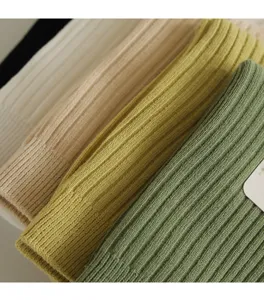 Makro-Nahaufnahme von gerippten Stricksocken mit feiner Textur und Pastellfarben Stapel Detail.