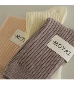 Bequeme gerippte Mittelsocken in sanften Macaron-Farben, ideal für den täglichen Freizeit-Look.