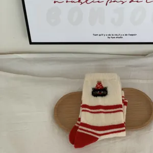 Calcetines de tubo medio para mujer otoño invierno, lindo patrón de gato rojo blanco a rayas.