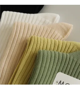 Detailansicht bunter gerippter Damensocken, weiche Baumwollmischung in Macaron-Farben.
