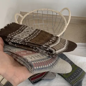Gros plan sur des chaussettes en laine tricotée vintage aux motifs ethniques et douillets.