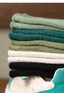 Nahaufnahme Detail von dicken Damen Winter Wollsocken in verschiedenen Farben gestapelt.