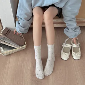 Women's vintage crew socks with delicate floral pattern, comfortable cotton mid-tube hosiery.