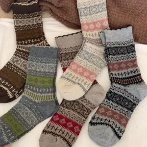 Chaussettes en laine vintage style ethnique avec motifs tricotés et bordure en dentelle hiver.