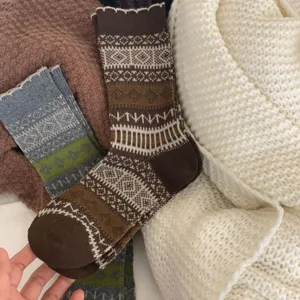 Chaussettes en laine vintage avec motif et bordure en dentelle, detail cosy pour l'hiver.