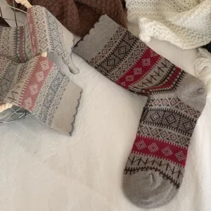 Détail chaussettes laine vintage, motif ethnique rétro, style slouchy hivernal confortable.
