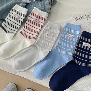 Chaussettes mi-hautes rayées style rétro vintage avec étiquette tissée pour tous.