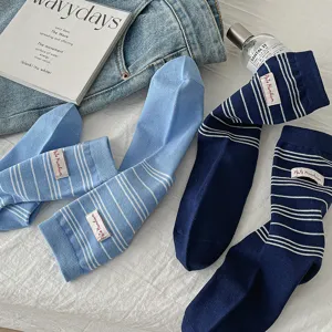 Vue détaillée de chaussettes rayées avec étiquette, chaussettes rétro décontractées.