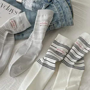 Chaussettes rayées rétro pour femmes, style collège américain chaussettes mi-hautes détail.