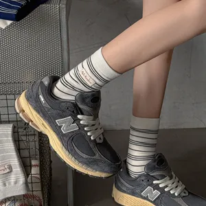 Vue détaillée de chaussettes rayées élégantes avec petite étiquette en tissu, style rétro.