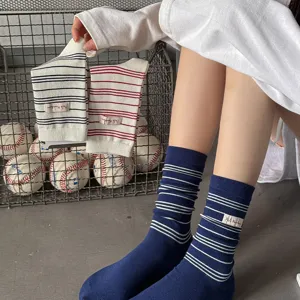 Chaussettes mi-tubes rayées rétro avec étiquette en tissu chaussettes de couple mignonnes.