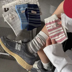 Chaussettes Mi-hautes Rayées Rétro Américain Femmes Style Collégien Décontracté Coton Chaussettes Empilées Couple Mode Chaussettes de Sport