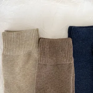 Vue détaillée de chaussettes éponge thermiques d'hiver épaisses avec poignets côtelés.