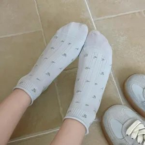Calcetines medios florales para mujer detalle, malla transpirable y bonitos dobladillos.