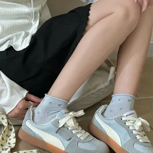 Vista detallada de zapatillas casuales elegantes combinadas con calcetines florales.