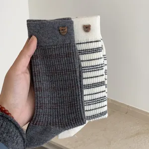 Gezellige gebreide gestreepte dames sokken met beren knop, dikke warme wintersokken voor alledaags.