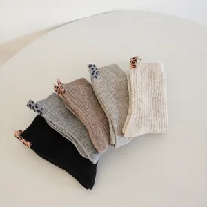 Chaussettes Mi-Haute Chaudes en Mélange de Laine pour Femmes Patchwork Imprimé Léopard Chaussettes Thermiques de Couleurunie Confortables pour le Quotidien