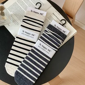 Gedetailleerd uitzicht van gestreepte kasjmier zijde mix sokken, zacht naadloos ontwerp.