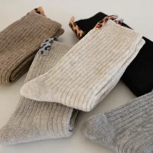 Chaussettes mi-bague en tricot douillet avec talon imprimé léopard, parfaites pour l'hiver.