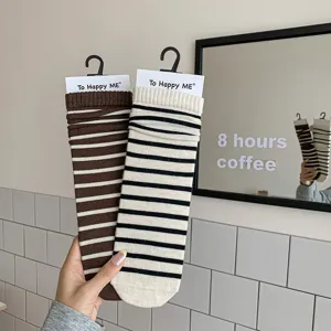 Gezellige gestreepte slouch sokken voor dames, stijlvolle winter sokken met comfortabele pasvorm.