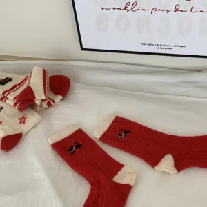 Calcetines de dormir de invierno de punto rojo de Navidad cálidos y cómodos.