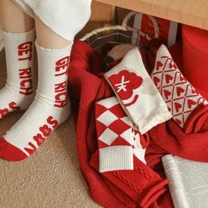 Chaussettes d'hiver chaudes et festives pour femmes, motifs cœurs et carreaux, idéales au quotidien.