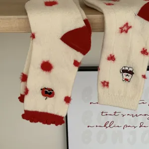 Cómodos calcetines de dormir de forro polar, calcetines de tubo medio con puntos rojos.